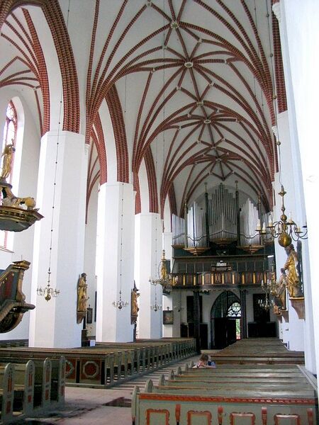 Plik:Kirche.Hauptschiff.jpg