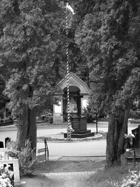 Plik:Plac na cmentarzu.jpg